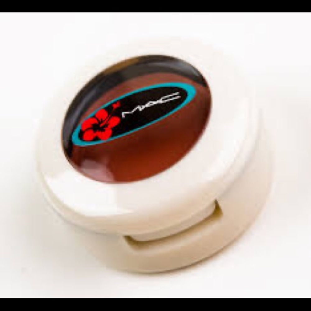 Set of 2- MAC LE SURF BABY COLLECTION. Saffron& Sun blonde eye shadows.